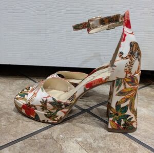 Jessica Simpson size 7